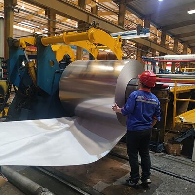 acheter JIS SUS304 a enduit la bobine d'une première couche de peinture en acier, bobine en acier enduite par couleur d'identification de bobine de 508/610mm fabrication en ligne